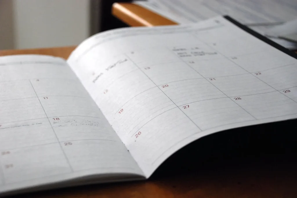 Sebuah kalender dengan tanggal yang dilingkari, melambangkan tenggat waktu.