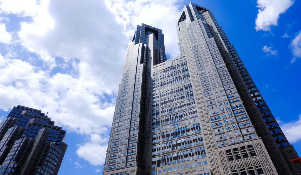 Pemandangan malam hari di distrik Shinjuku dengan gedung-gedung pencakar langit yang gemerlap.