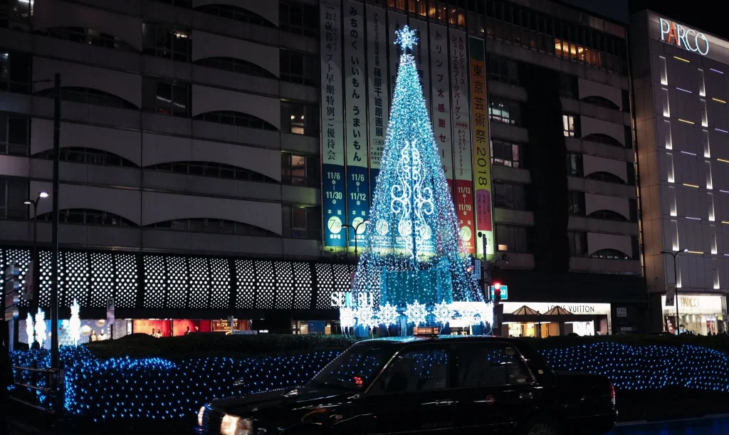 Pemandangan malam hari di Ikebukuro, pusat dari Distrik Toshima.