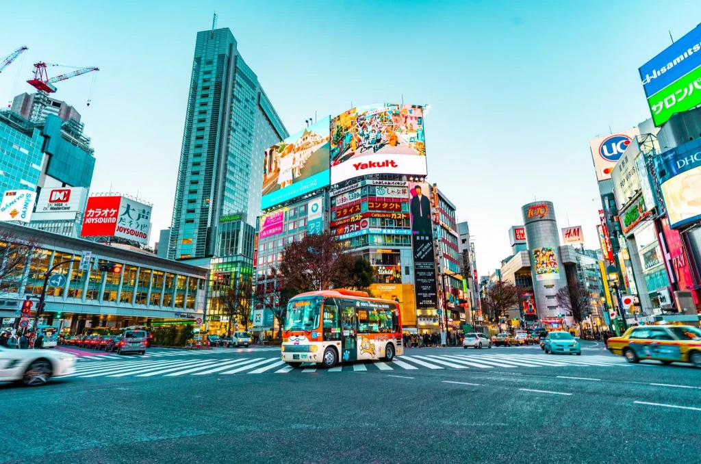 Pemandangan malam hari di distrik Shinjuku, Tokyo, dengan gedung-gedung pencakar langit yang gemerlap.