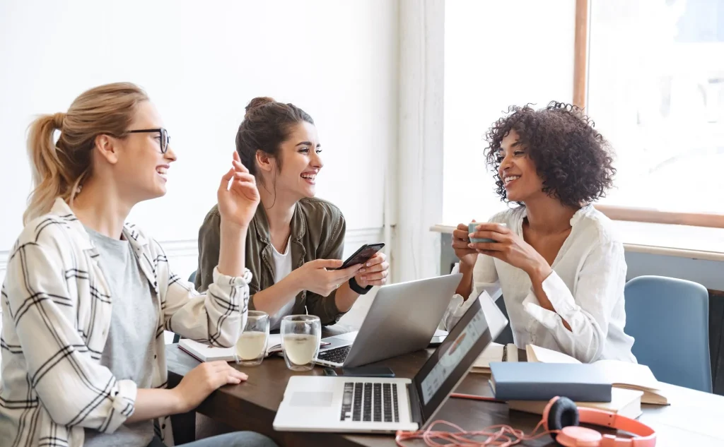 Seseorang sedang melihat daftar pilihan share house di laptop.