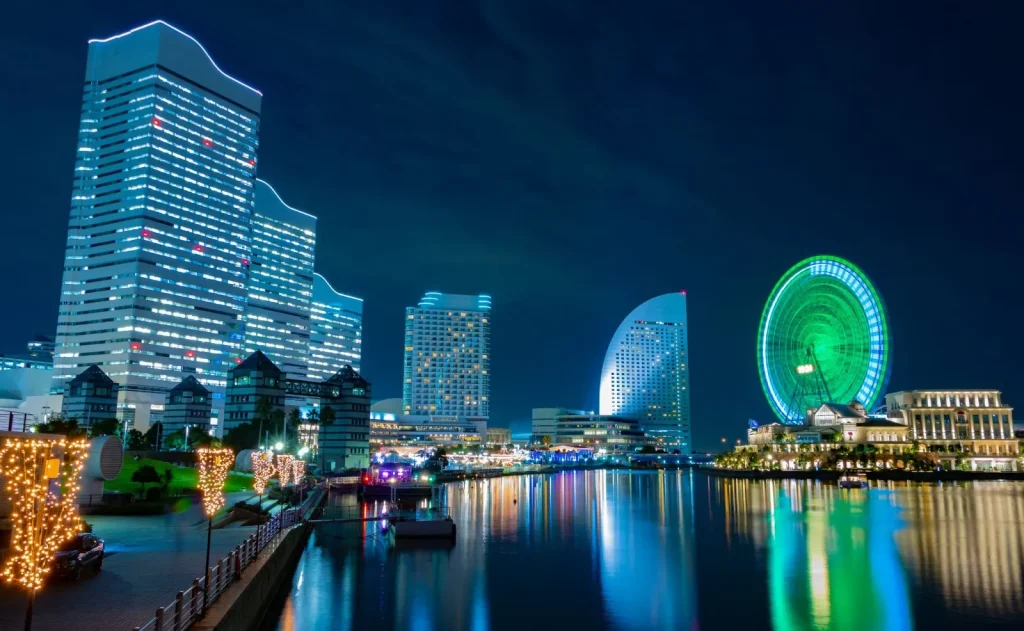 Pemandangan malam hari area Minato Mirai di Yokohama dengan kincir ria Cosmo Clock 21.