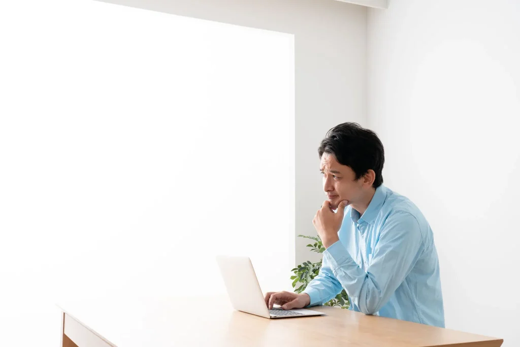 Seseorang sedang mencari informasi properti di laptop.