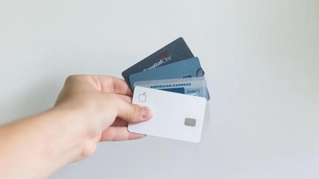 Dokumen-dokumen penting seperti Zairyu Card, paspor, dan rekening bank.