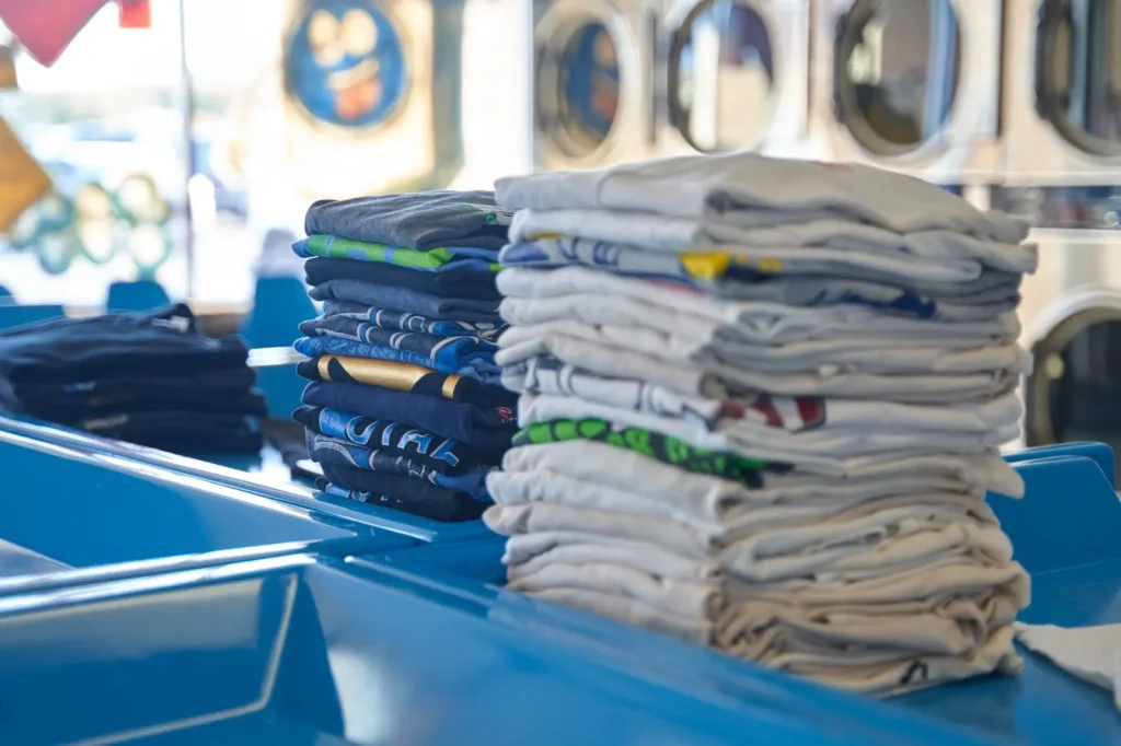 Interior sebuah coin laundry yang bersih dan modern di Jepang.
