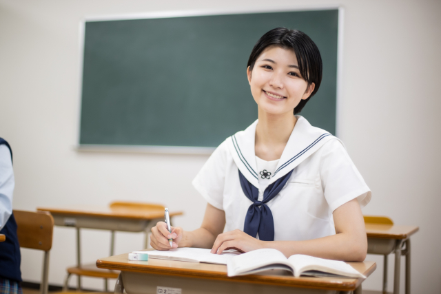 Beberapa siswa SMA Jepang sedang membersihkan ruang kelas mereka.