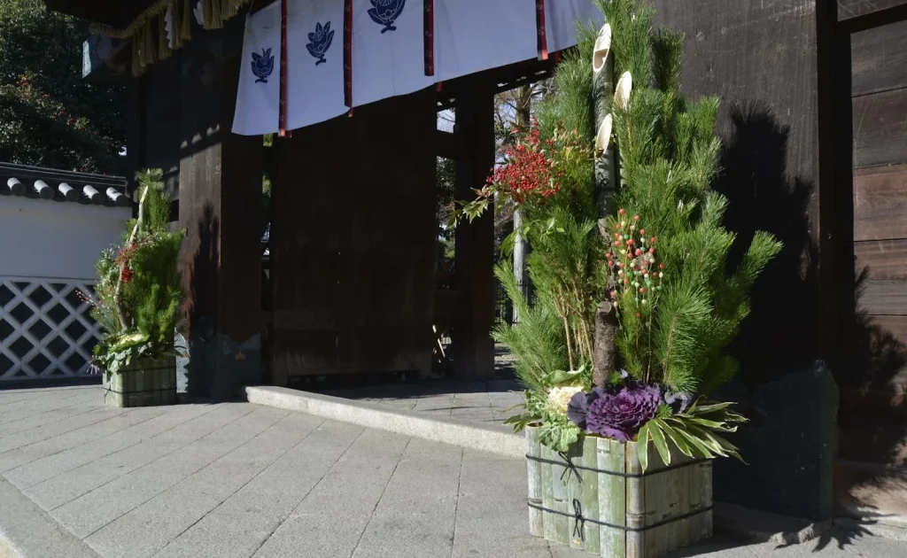 Sepasang kadomatsu yang dipajang di depan sebuah gerbang tradisional Jepang.