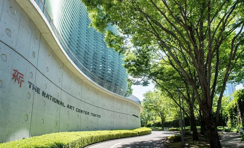 Fasad kaca bergelombang yang ikonik dari The National Art Center, Tokyo.