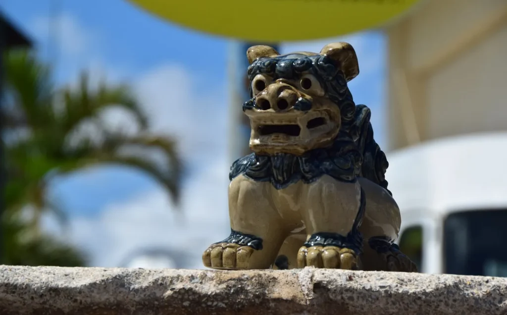 Gerbang masuk Okinawa World dengan bangunan bergaya tradisional Ryukyu.