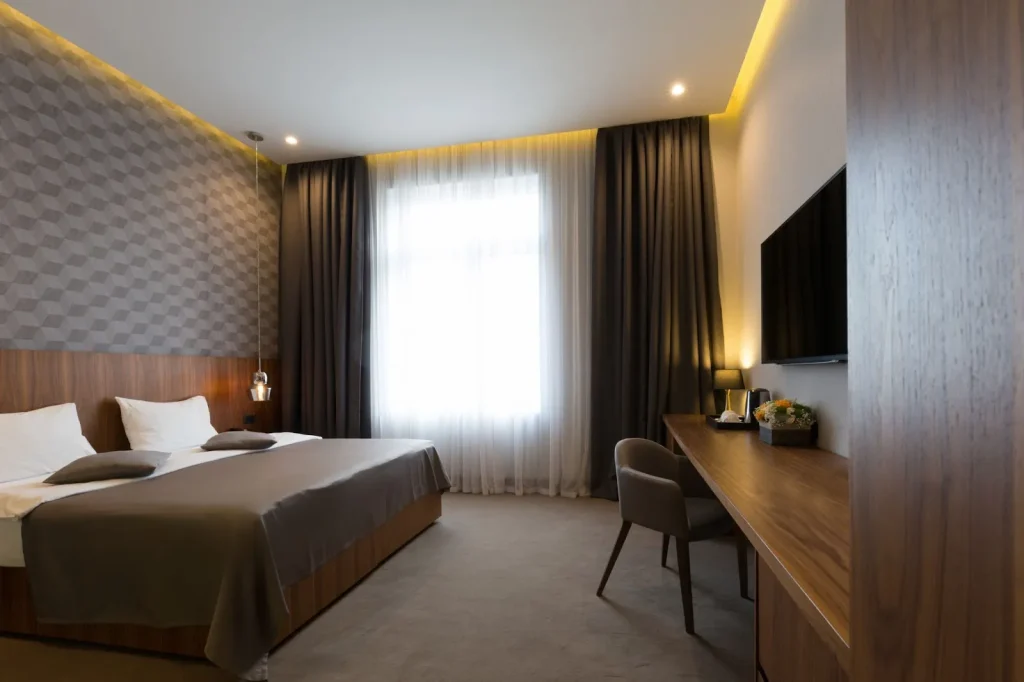 Resepsionis hotel sedang menerima panggilan telepon.