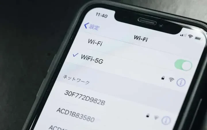 Tampilan layar login WiFi gratis di smartphone.