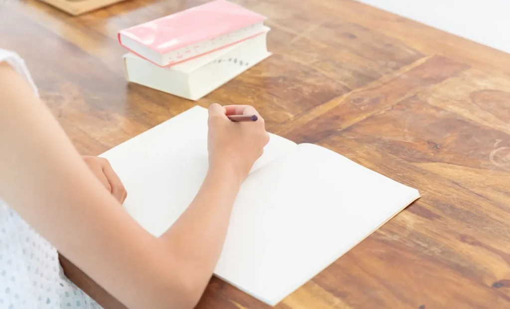 Papan tulis dengan penjelasan tata bahasa Jepang.