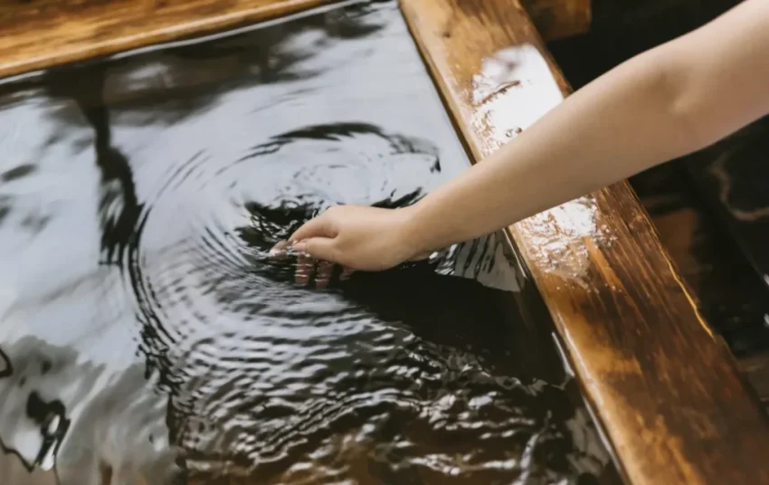 Pemandangan kota Gero Onsen dengan sungai yang mengalir di tengahnya.