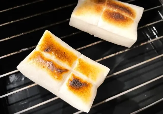 Berbagai macam hidangan yang dimasak menggunakan panggangan, seperti roti panggang dan ayam bakar.