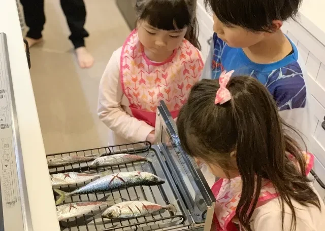 Ikan yang sedang dipanggang di dalam panggangan ikan.