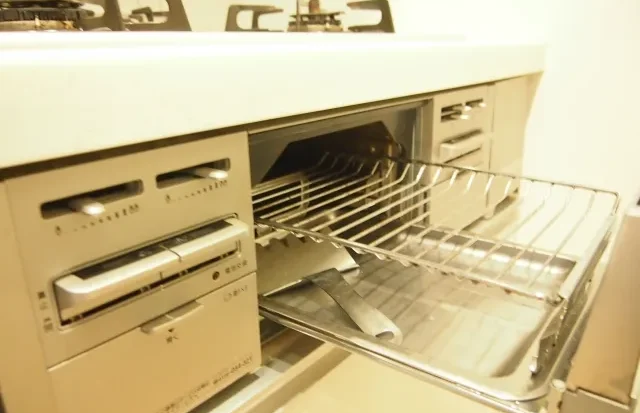 Sebuah kompor gas Jepang dengan panggangan ikan built-in di bagian tengahnya.
