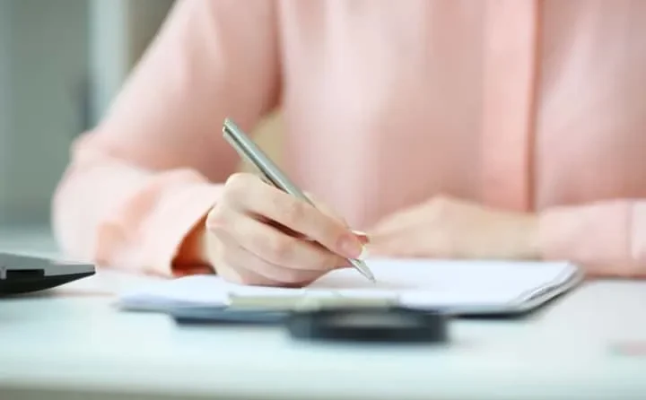 Seseorang sedang mempersiapkan dokumen-dokumen untuk aplikasi visa.