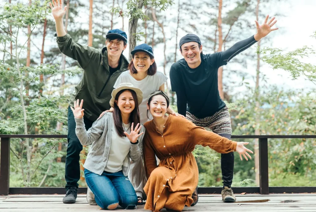 Sekelompok teman, baik orang Jepang maupun asing, sedang tertawa bersama.