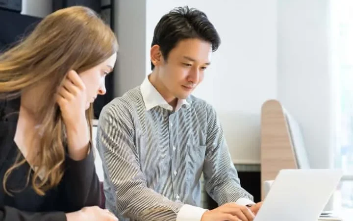 Proses pengajuan visa di kantor imigrasi.