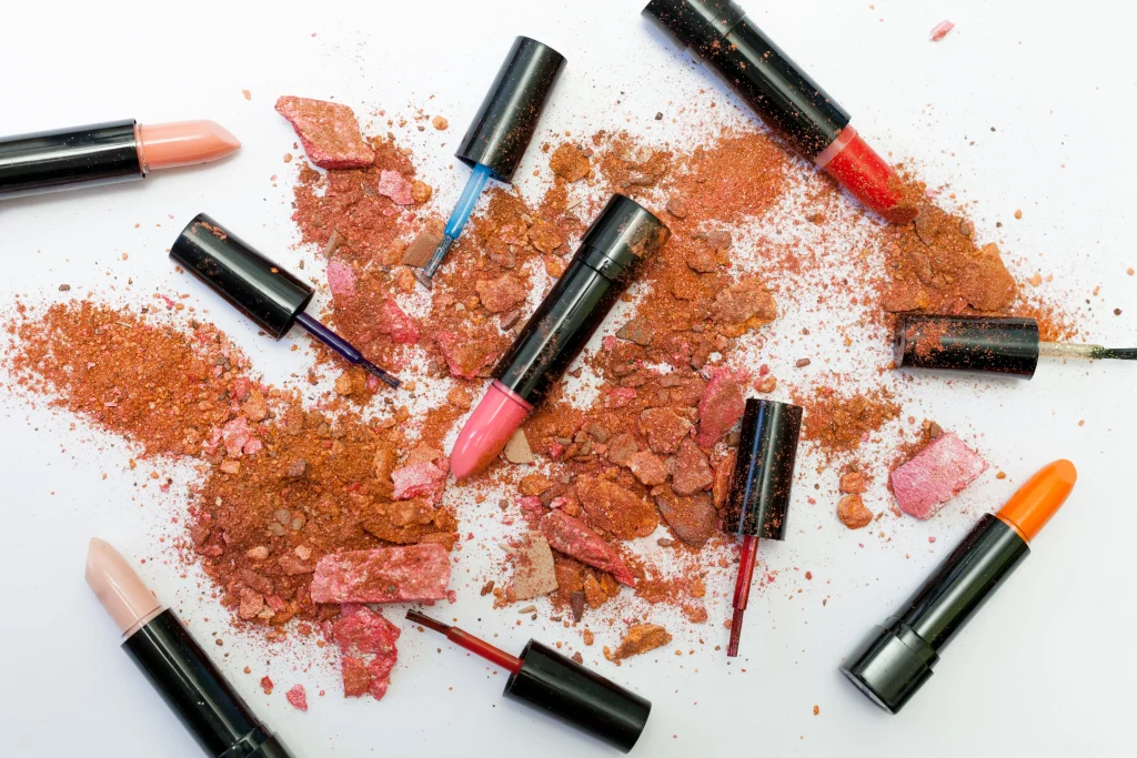 Berbagai macam produk makeup dari brand UR GLAM.