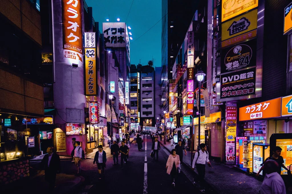 Sekelompok teman sedang bersulang dengan minuman di sebuah izakaya.
