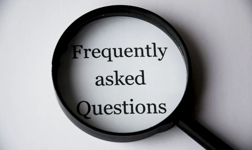 Sebuah kaca pembesar sedang menyorot kata 'question'.