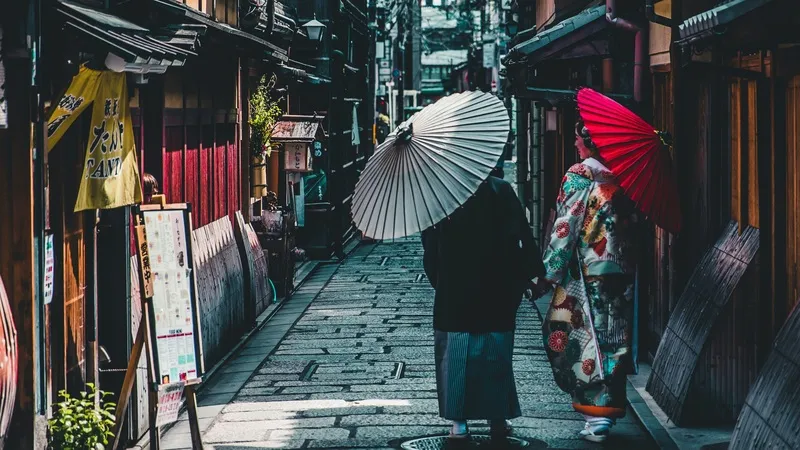 Wanita mengenakan kimono di depan kuil Jepang